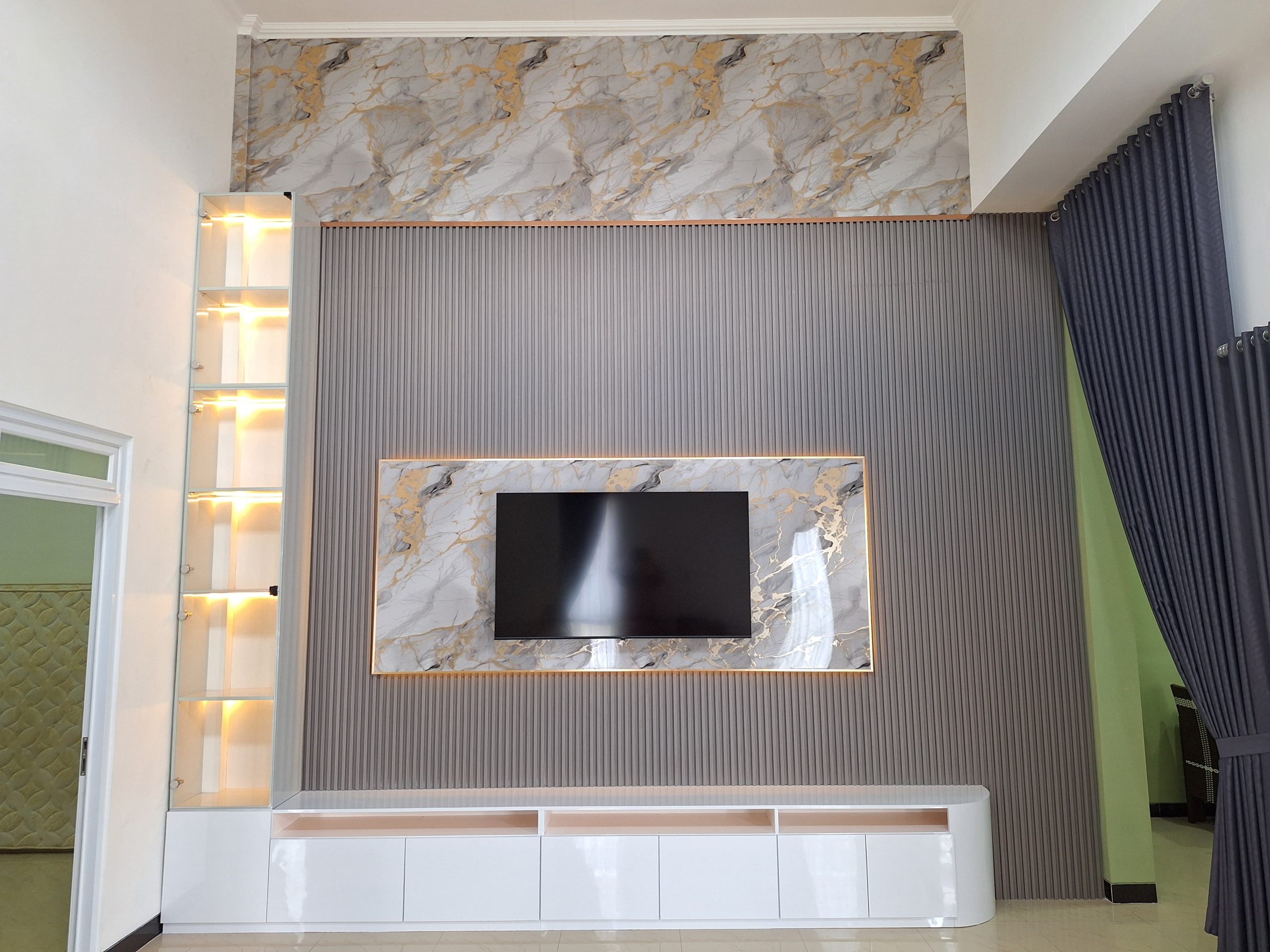 Proyek Backdrop TV minimalis rumah bapak wayan di gentan