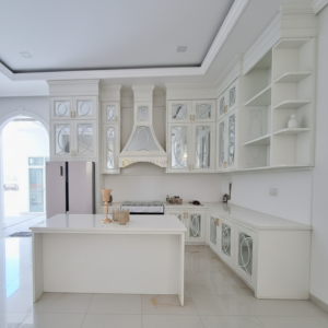 Kitchen Set Klasik Elegan dengan Desain Mewah MI 0602001